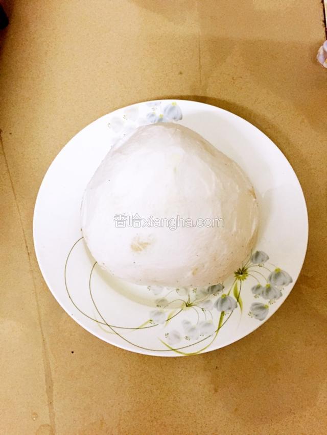 如图所示：椰子削好皮（自己没有工具的话，可以叫店家帮忙削皮哦）
