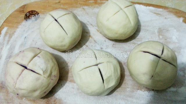 在不是收口的一端切十字，这样可以漏出紫薯