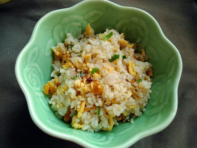 将鸡蛋炒饭盛入碗中。