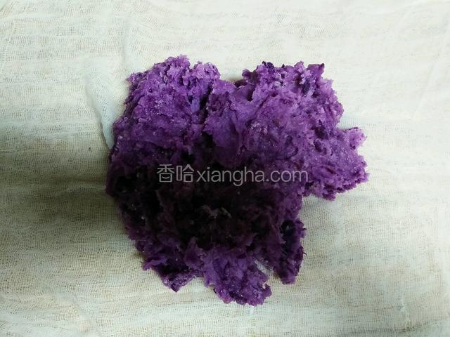 手上摸少许的食用油，把蒸好的紫薯糕倒出来。