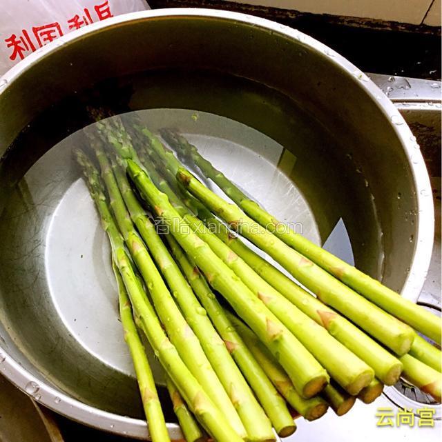 芦笋洗净，头朵多冲洗几次。