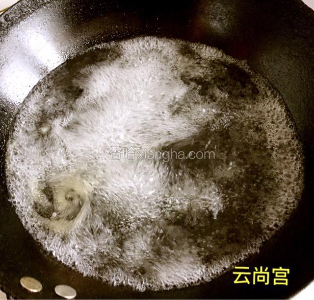 水烧开，放入少量一点盐和花生油，下水焯2分钟左右。