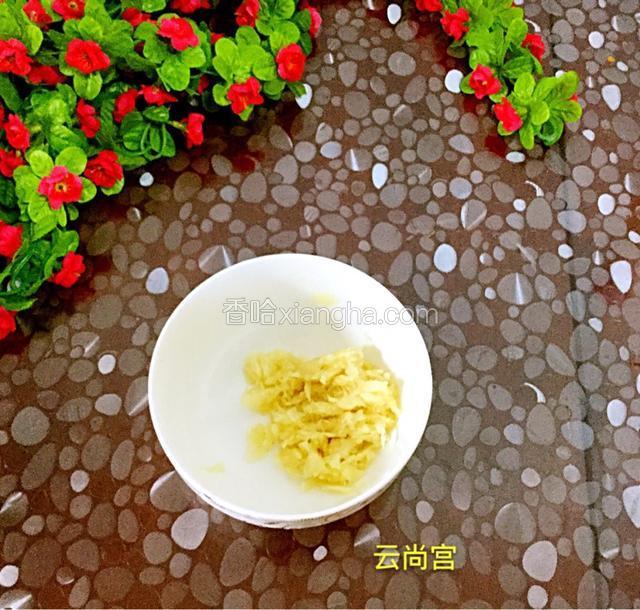 大蒜拍成酱泥，静放10分钟以上，分解大蒜素。