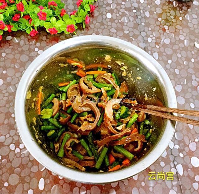 把所有备好的食材都放进容器中，调味料按口味适量添加，充分搅拌均匀。