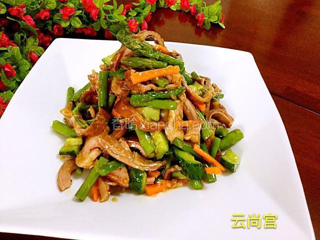 把搅拌好的食物装盘即可。