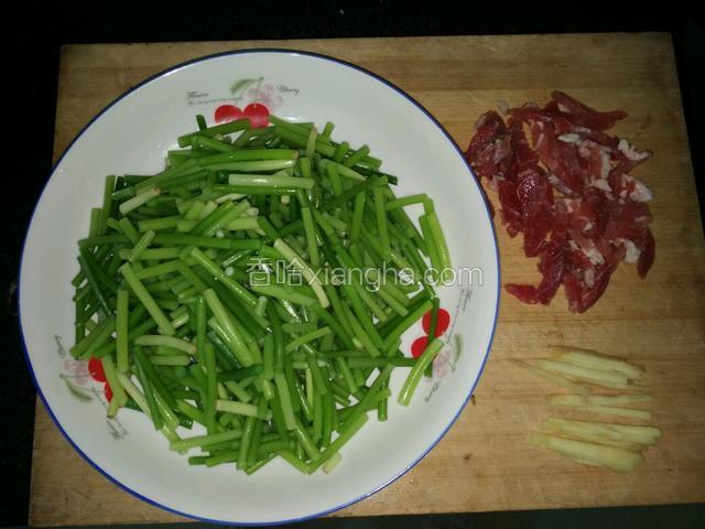 蒜苔（焯水），肉丝，姜丝切成3厘米左右备用