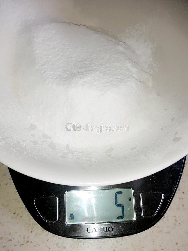 加玉米淀粉5g，拌匀
