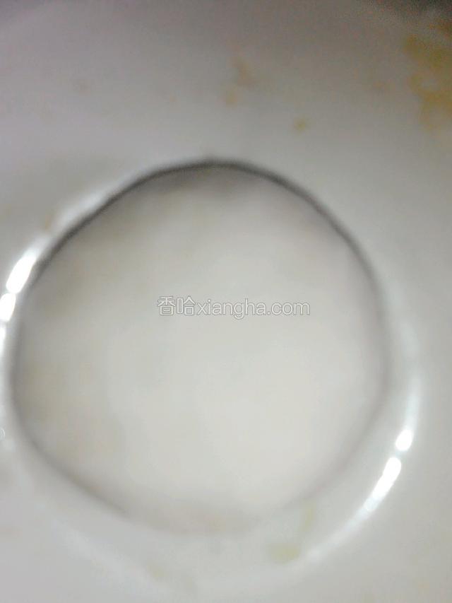 一半用开水40ml和面，一半用温水40ml和面，揉至表面光滑。