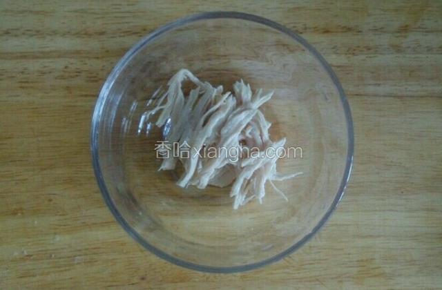 鸡肉顺着纹理撕成肉丝