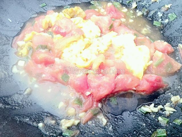 放入一点点油，把葱，蒜煸香，放入少许酱油，放入西红柿进行煸炒，放入盐和少许糖（如果要汤多的，加少许的水）西红柿炒出汁后，放入鸡蛋翻炒均匀