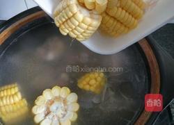 玉米莲藕排骨汤的做法图解4