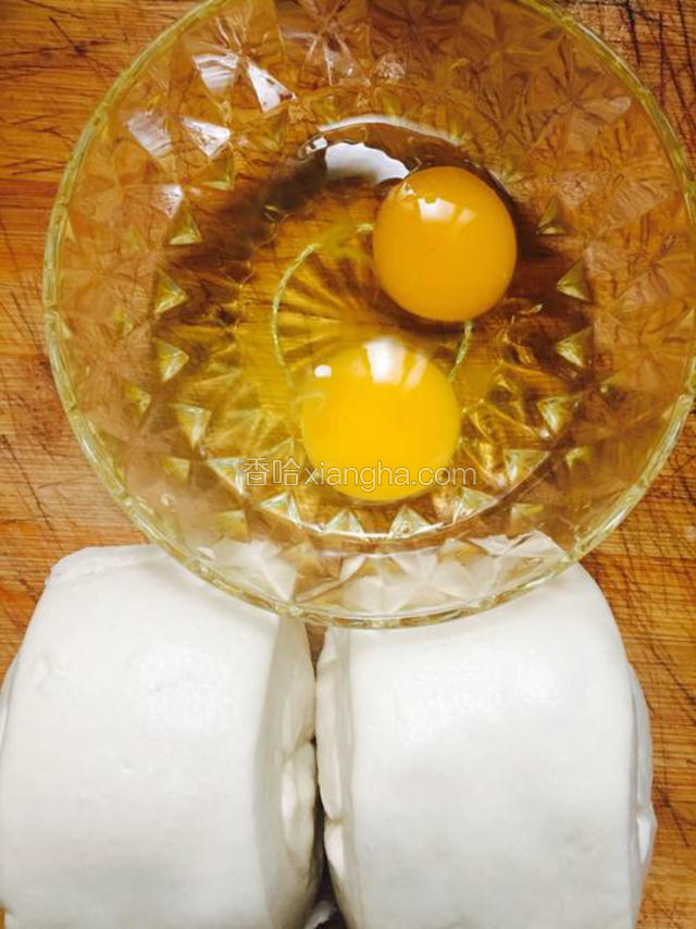 准备两个鸡蛋，和四个馒头，你看到的是两个馒头没错，便于拍照就放了两个嘿嘿，不要较真哈！