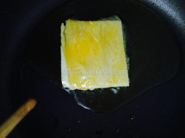 放进锅里开始炒馒头片！一定要用小火