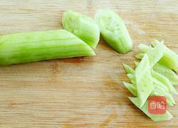 鸡蛋炒黄瓜的做法图解2