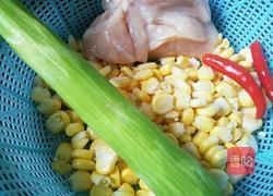 莴笋玉米炒肉丁的做法图解1