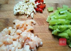 莴笋玉米炒肉丁的做法图解2