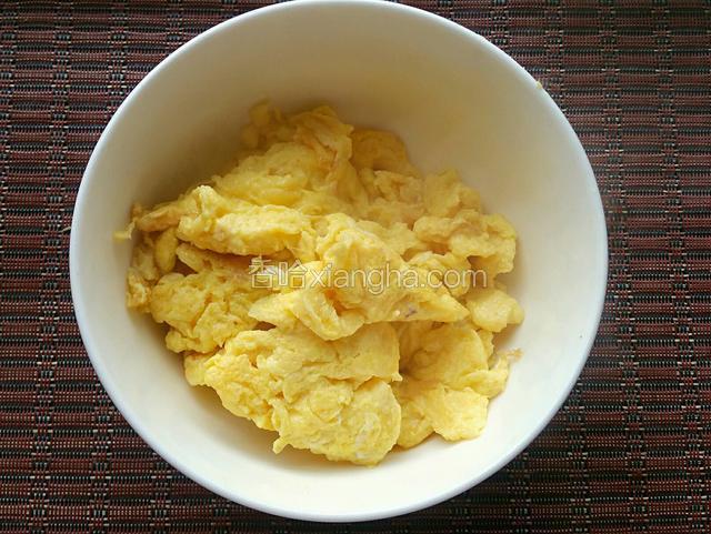 炒至鸡蛋结块，盛出备用。