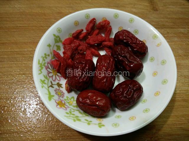 枸杞，红枣洗净