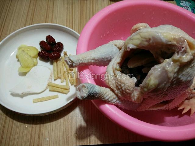 将除枸杞外的辅料分两份，一份和鸡爪一起塞鸡腹内，一份放外面