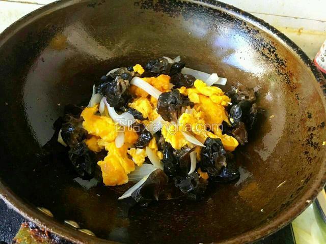 热锅烧油，放入洋葱爆香，再放入木耳爆炒两分钟，放入炒好的鸡蛋翻炒均匀，下入盐，鸡精，出锅盛盘即可。