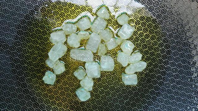 锅中加少量油6成热后，转小火下冰糖，煸炒至变色。