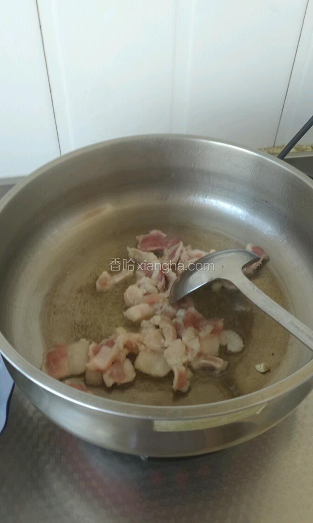把备好的五花肉在加热的锅里煸炒出油