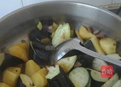 土豆炖茄子的做法图解3