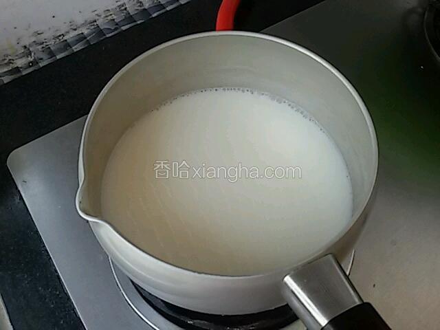 搅拌匀，看到锅里的液体沿锅边开始冒泡，关火放凉。