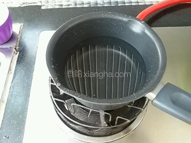 不沾锅里加水，用中小火烧开。