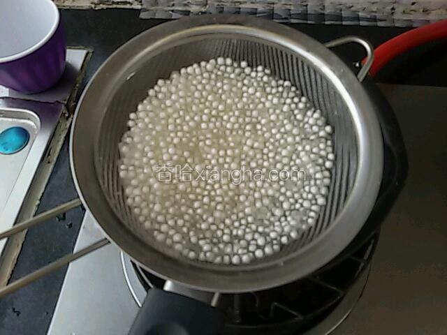 再次倒进笊篱里，换水，继续煮。