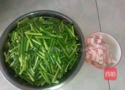 猪肉炒蒜苔的做法图解1