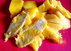 鲜榨芒果汁的做法图解3