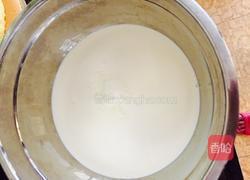 榴莲慕斯蛋糕的做法图解3