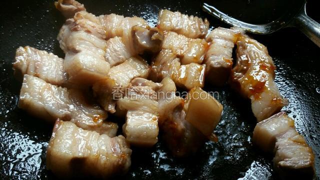 放入焯好的五花肉翻炒，使每块五花肉上都裹上糖色。