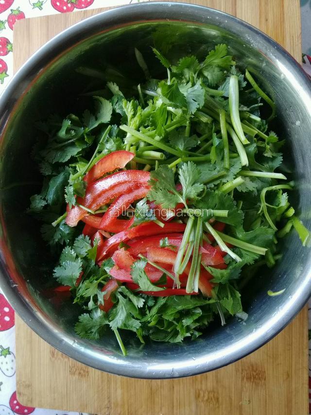 加红椒丝，香菜段搅拌均匀。