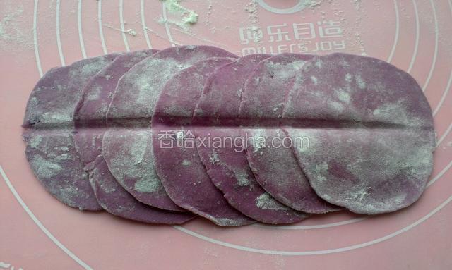 6.7个斜着错开排列，中间用筷子压一道痕