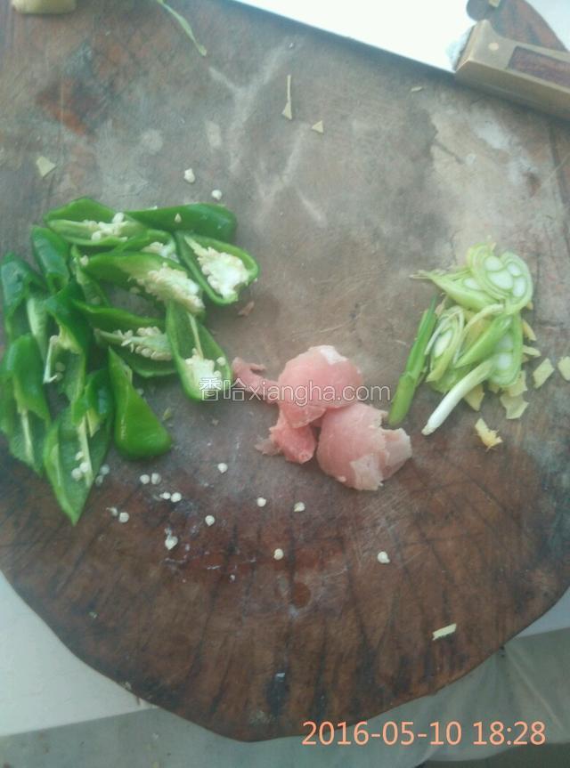 利用煮干豆腐的时间，准备五花肉，葱姜，尖椒