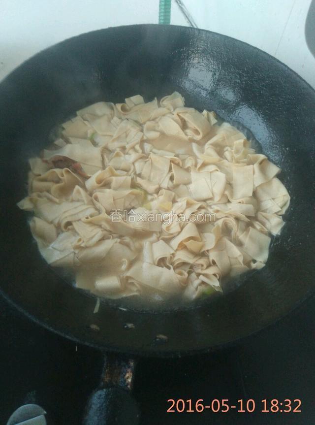 锅中烧开水，放入干豆腐，煮一会，为一会做准备。