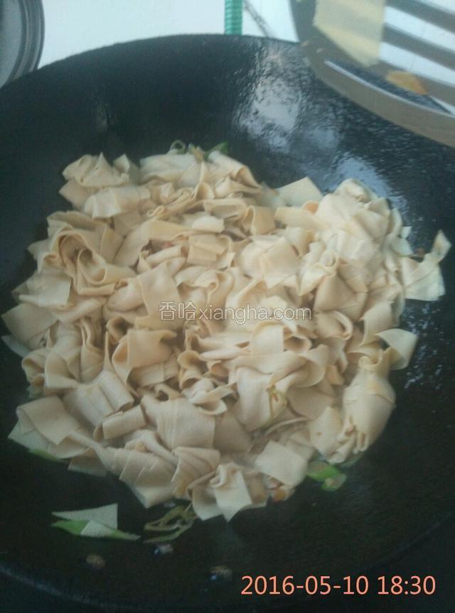 锅中油烧热后，下入五花肉煸炒，下葱姜，下入干豆腐，加入花椒粉。加水炖煮一会，让干豆腐入味。