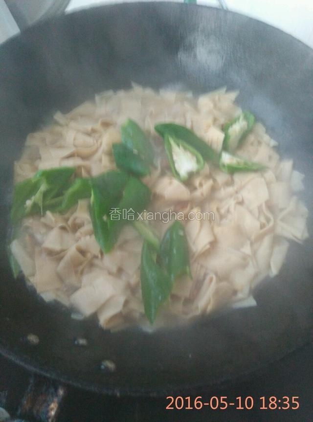 炖煮五分钟，入味后，加入尖椒，翻炒一会，加入水淀粉勾芡，点点味精，香油出锅。