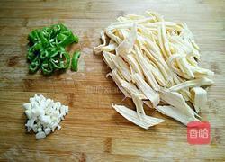 黑木耳炒腐竹的做法图解2