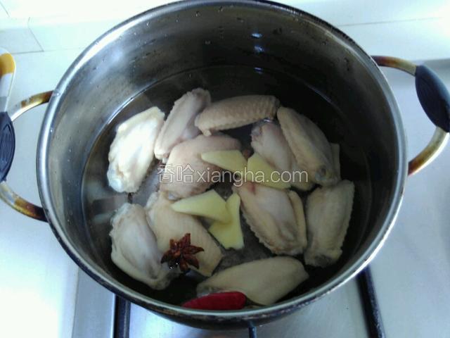 锅里放入水，鸡翅，姜片，八角，红椒