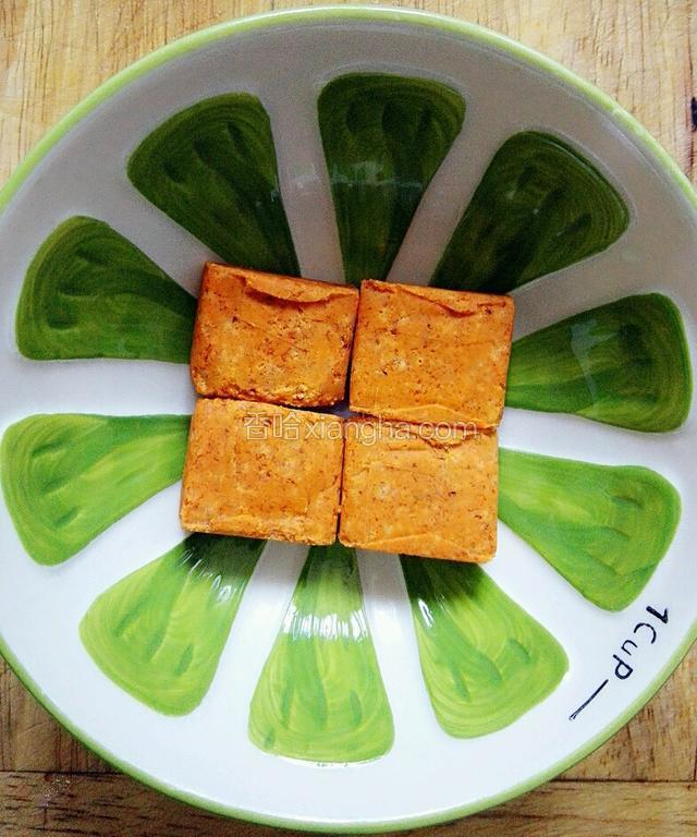 取四块咖喱膏放在碗中