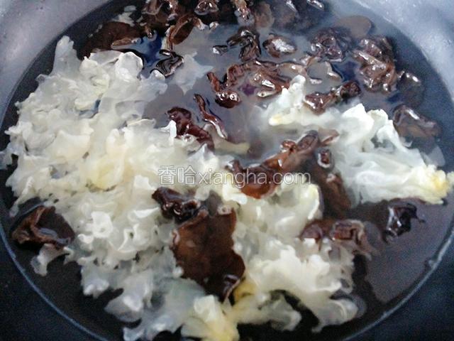 锅中水烧开，倒入双耳焯水
