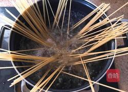 黑胡椒虾肉意大利面的做法图解2