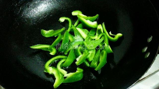 锅里放少许油，放入青椒放点盐，煸炒片刻