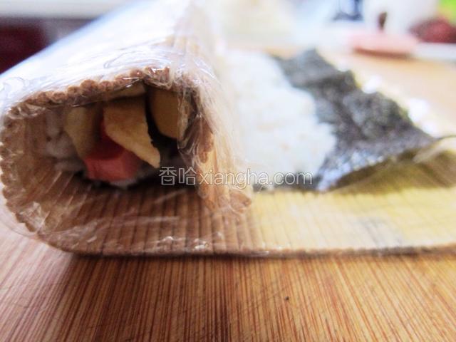 用点力，一边向上卷一边压紧实，这样不会轻易散开，切开时也更好看