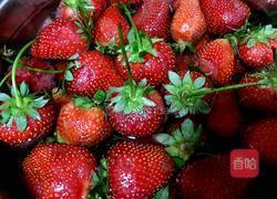 鲜榨草莓汁的做法图解1