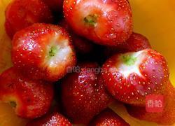 鲜榨草莓汁的做法图解2