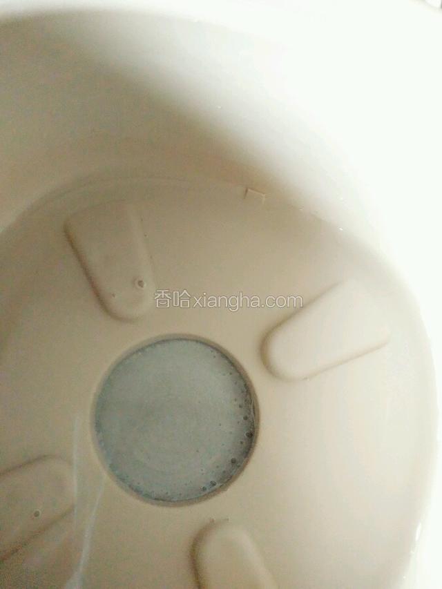 机体内放入最高水位的水。